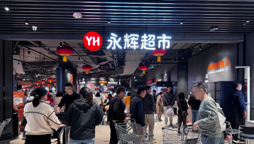澳门期期精准一肖一码,胡静老公跪在地上帮她拍照,广泛的解释落实方法分析_尊享版V12.9